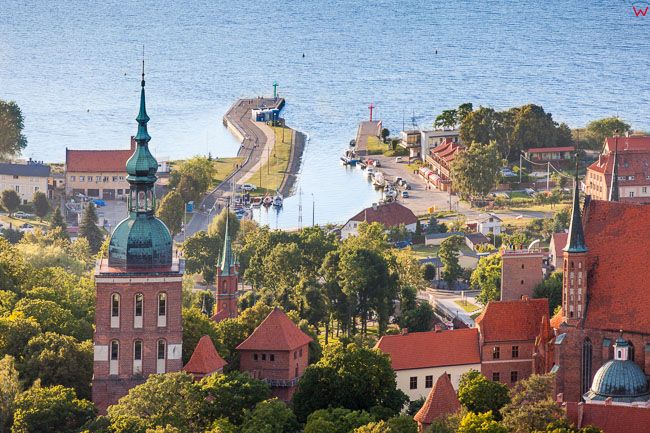 Frombork, panorama na port przez Wzgorze Katedralne. EU, PL, Warm-Maz. Lotnicze.